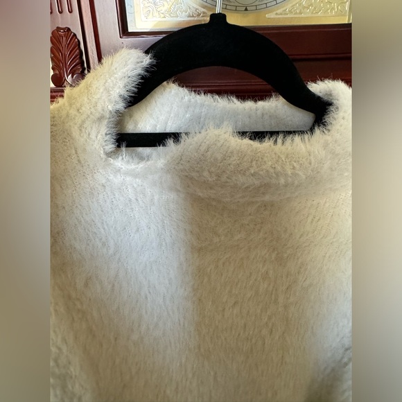 Vince Camuto sweatshirt - Picture 2 of 5